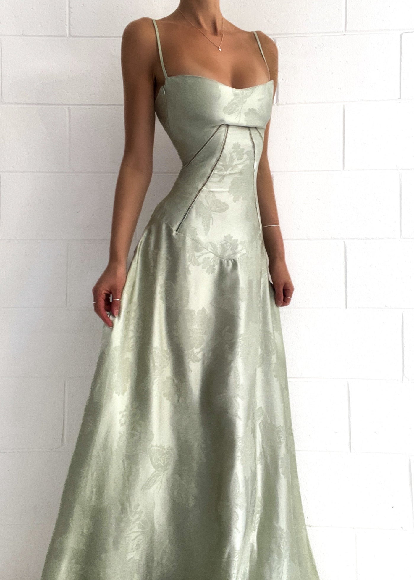 Satiniertes Maxi-Kleid | Spaghettiträger & Tailliertes Design | Eleganter Glamour