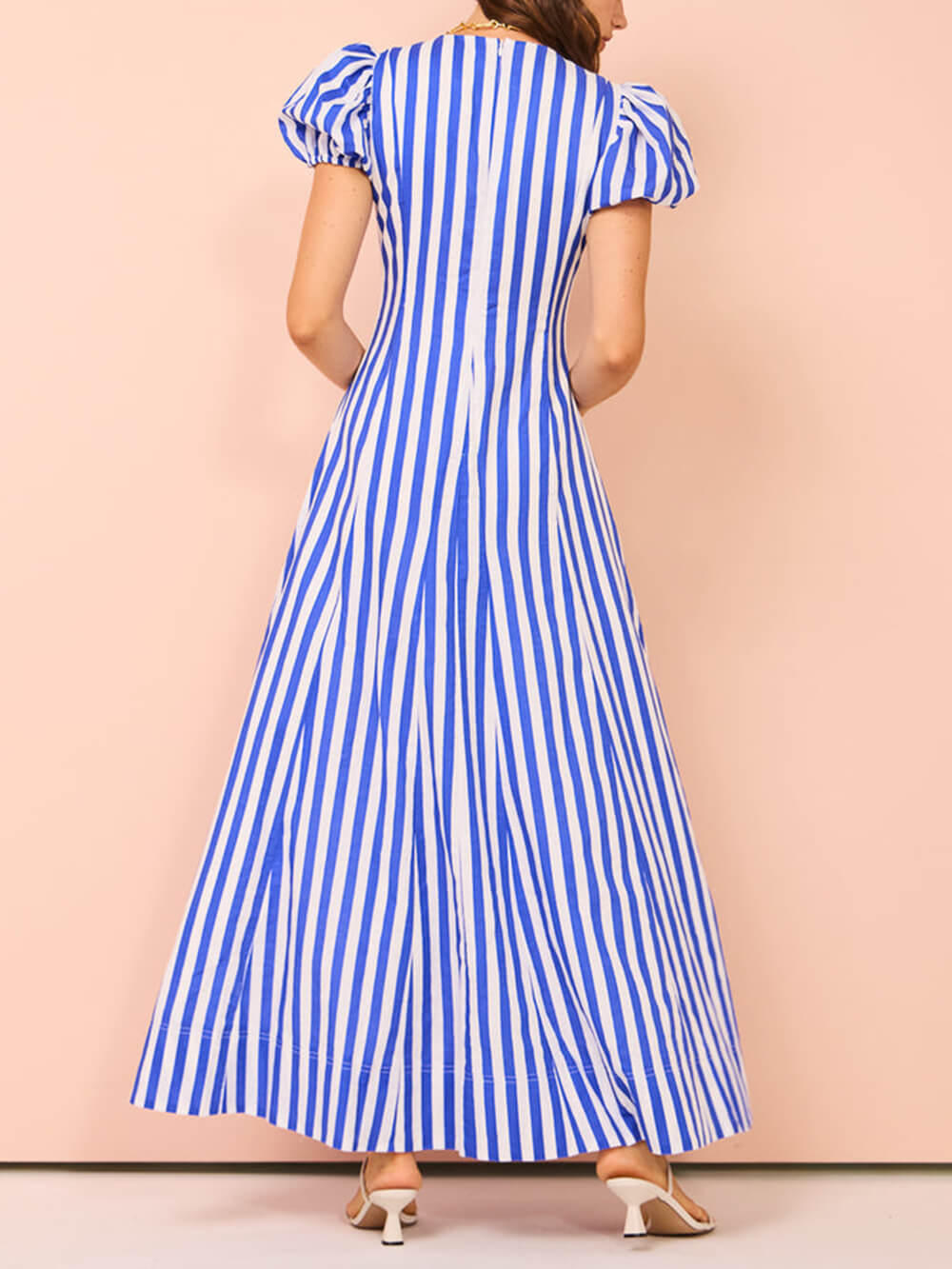 Avelena | Langes, Wellenförmiges Kleid mit Streifen und Blasenärmeln