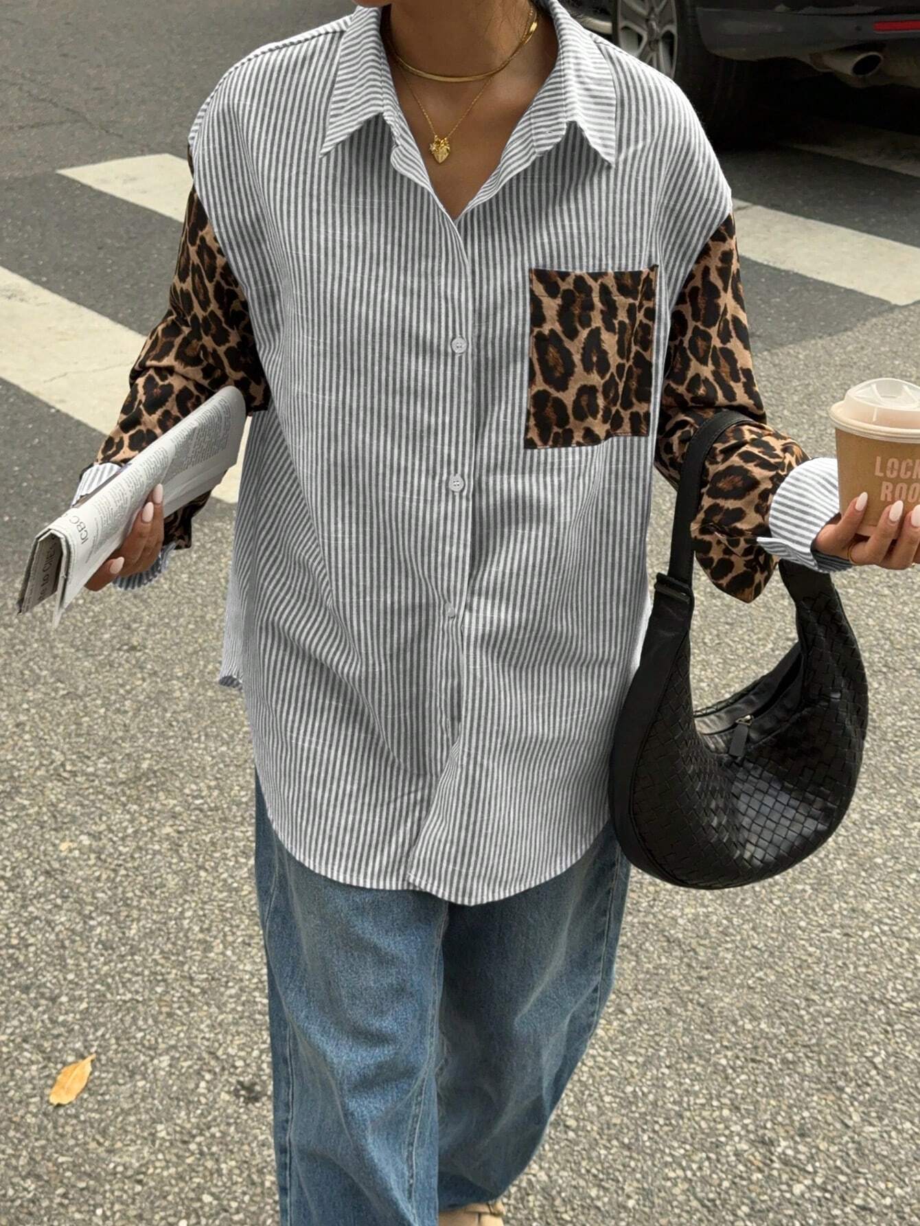 Gestreifte Damenbluse mit Leo-Details – Auffällig, Lässig & Streetstyle-ready