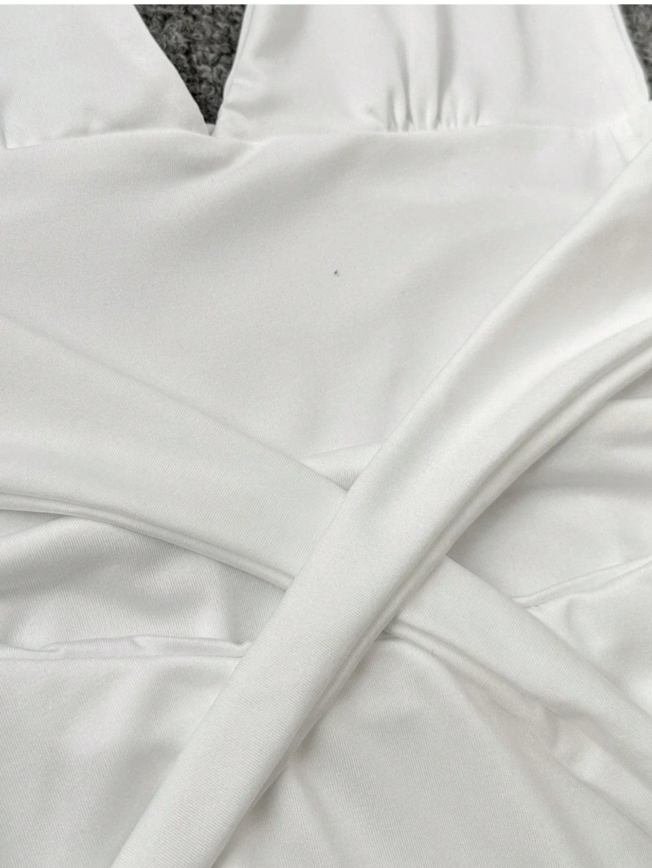 Minikleid mit Halterneck und Skater-Schnitt – Figurbetont & Feminin