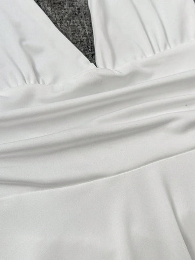 Minikleid mit Halterneck und Skater-Schnitt – Figurbetont & Feminin