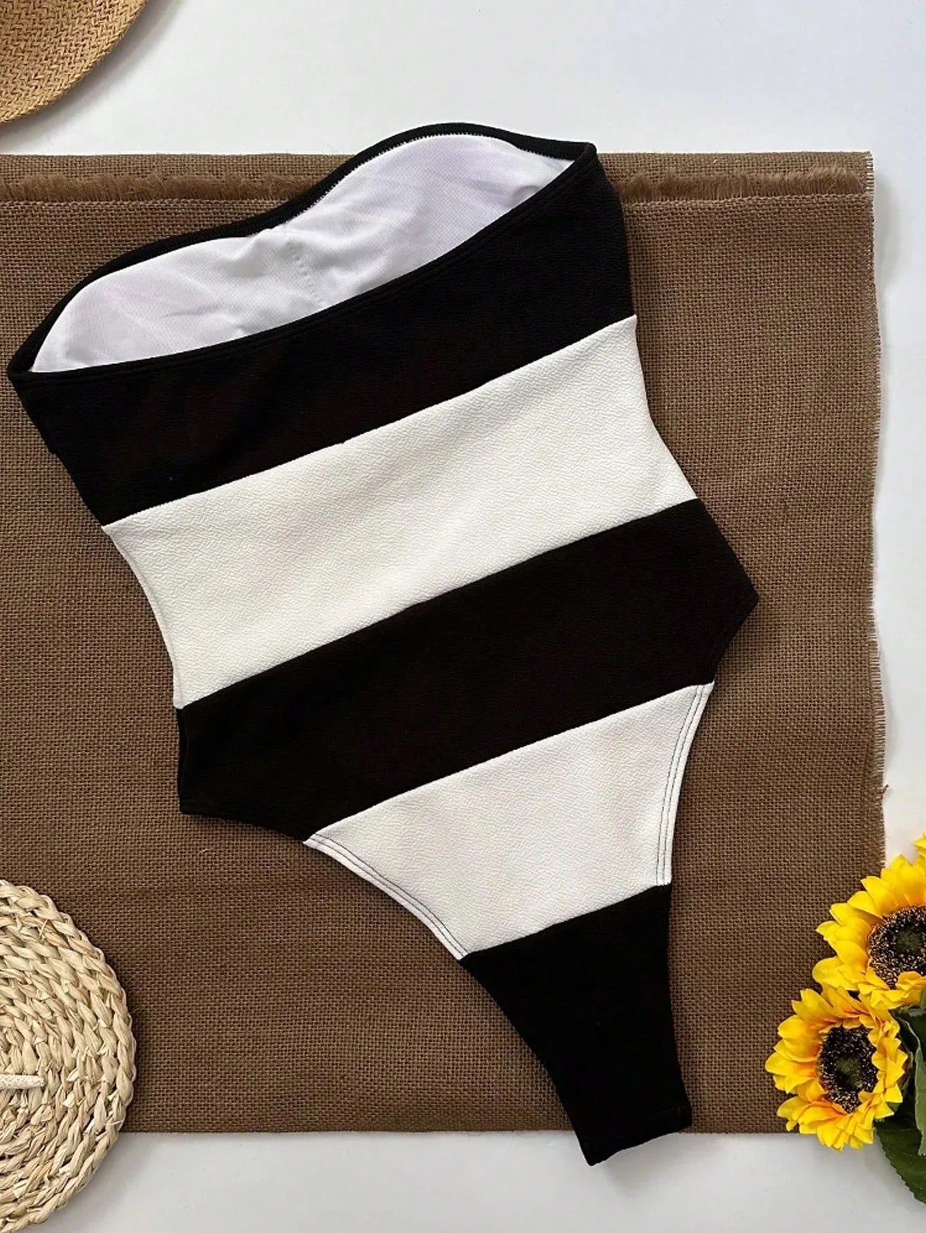 Schulterfreier Einteiler mit Kontraststreifen & High-Leg Cut