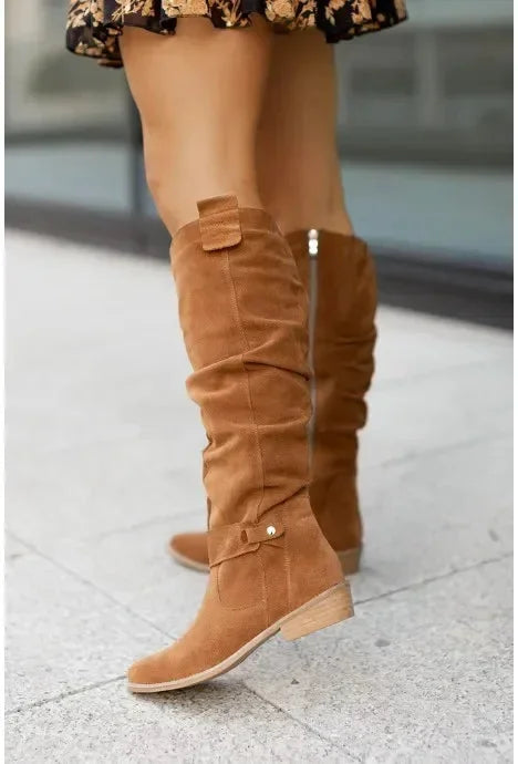 Kniehohe Stiefel | Veloursleder-Optik & Raffinierte Details | Femininer Chic