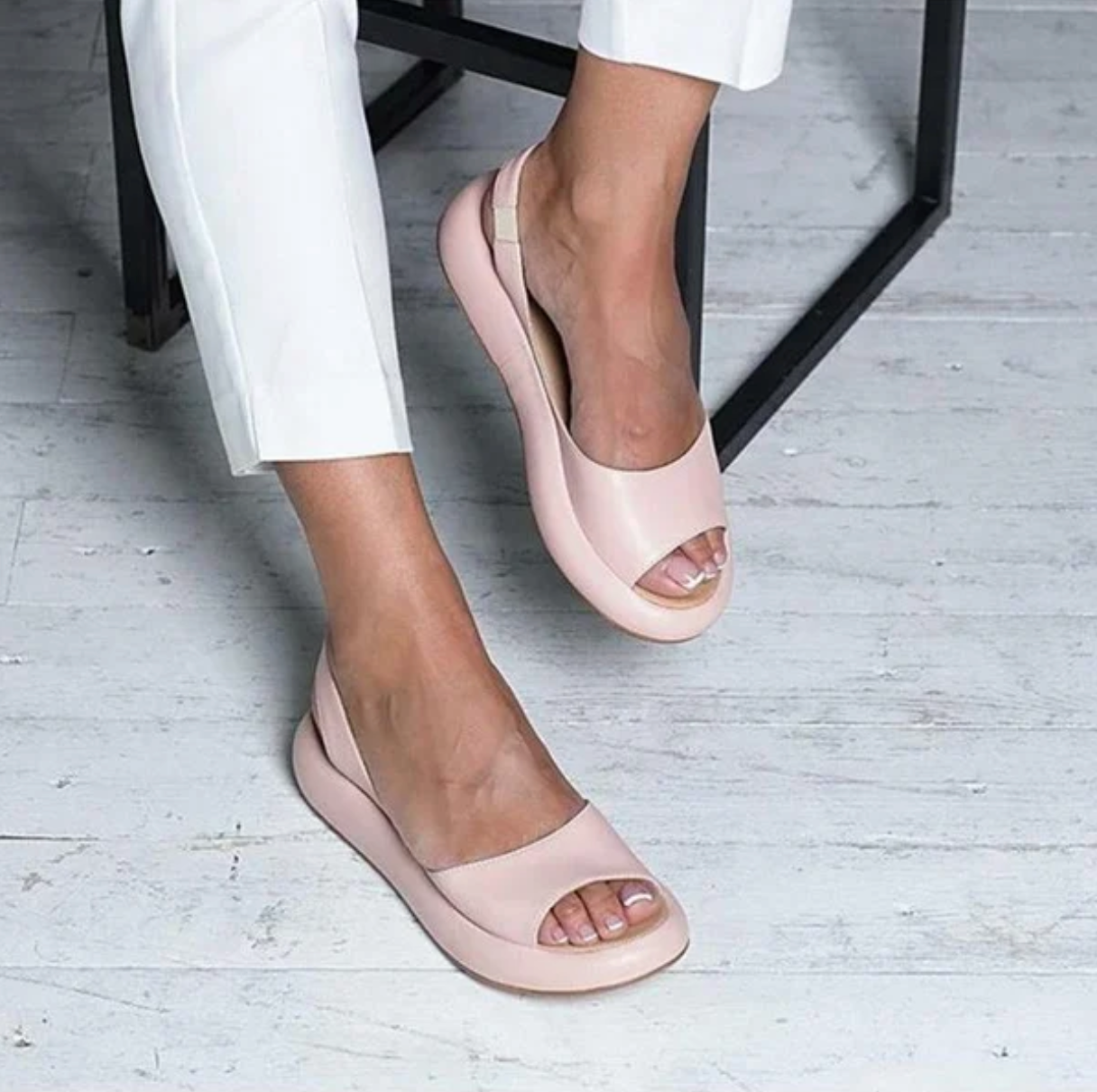 Velmoura – Minimalistische Sandalen mit offener Zehenpartie