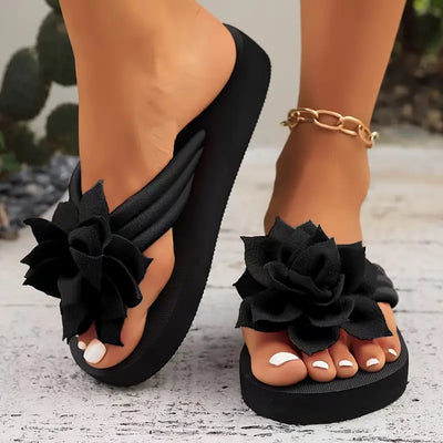 Lirienne – Plateau-Flip-Flops mit Blumen-Akzent