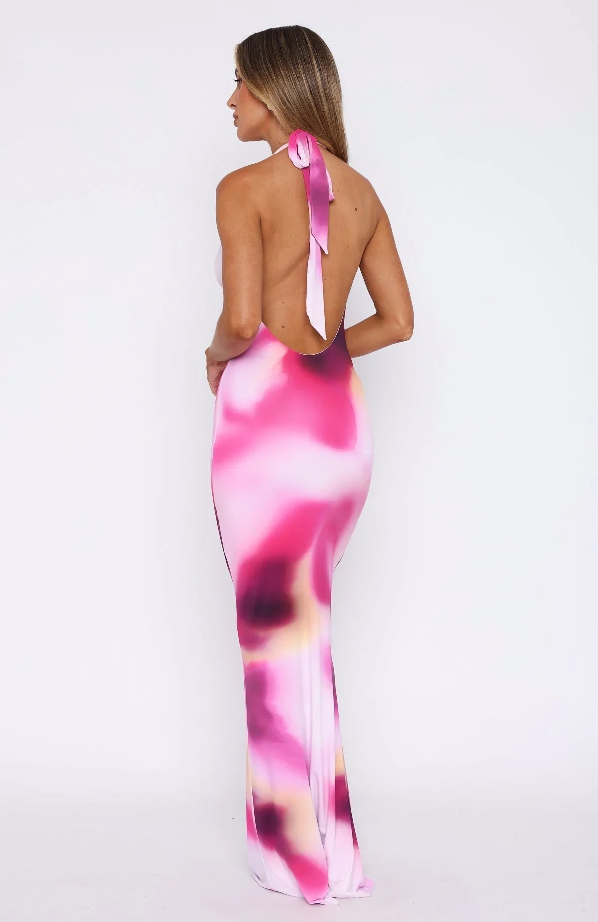 Khamiya – Charmantes Neckholderkleid mit lebendigem Print