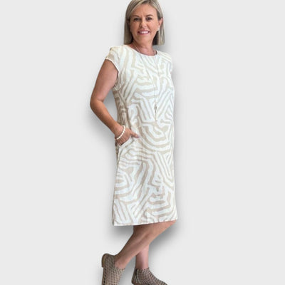 Zareni – Fließendes Kleid mit künstlerischem Print