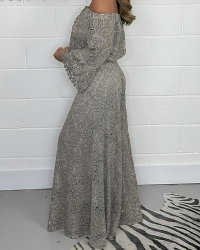 Schulterfreies Spitzenkleid mit weitem Schnitt – Boho-Chic trifft Eleganz