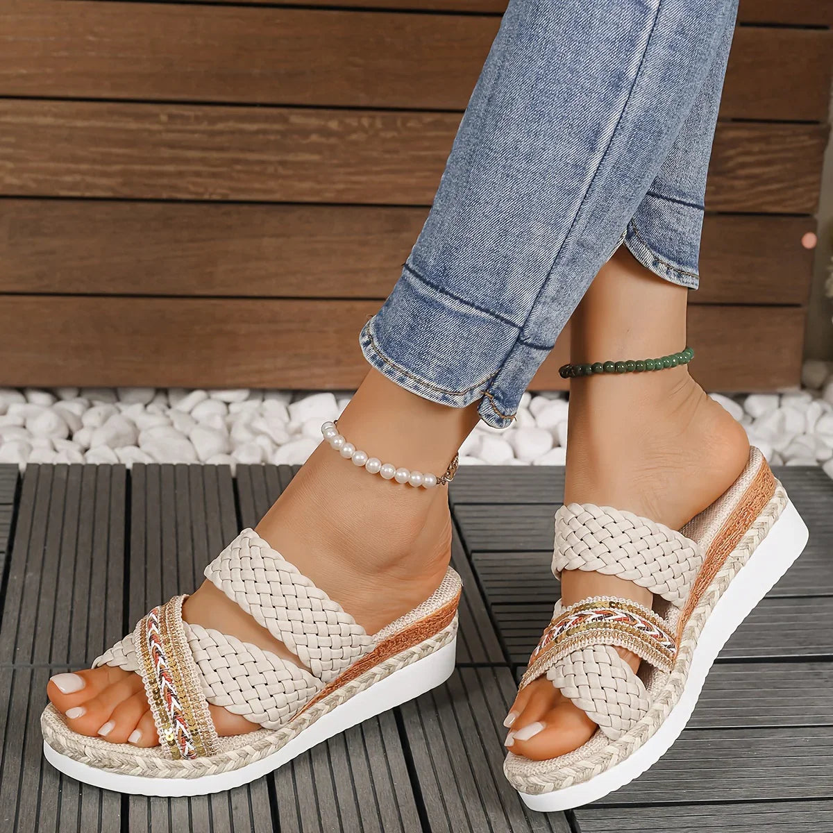 Vaila – Stilvolle gewebte Keilsandalen