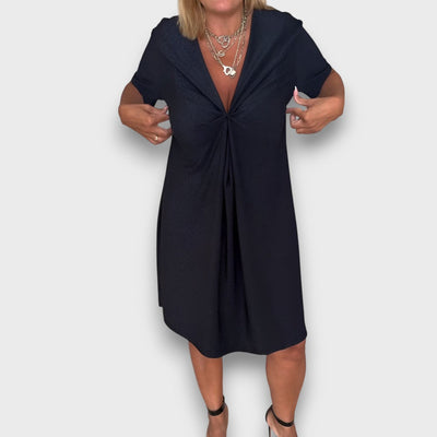 Aurela – Faltenkleid mit Twist-Detail