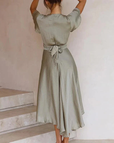 Sacha – Elegantes Satinkleid mit Bindeband