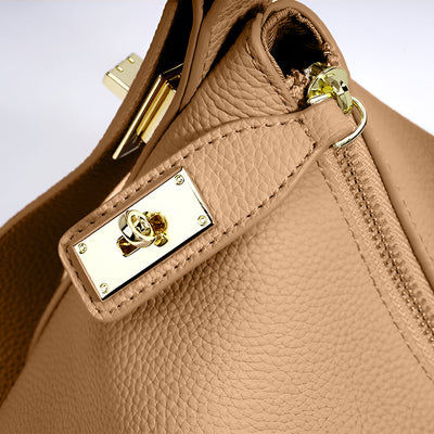 Delia | Kleine Damen-Schultertasche aus strukturiertem Leder in Camel mit goldfarbenem Schlossverschluss