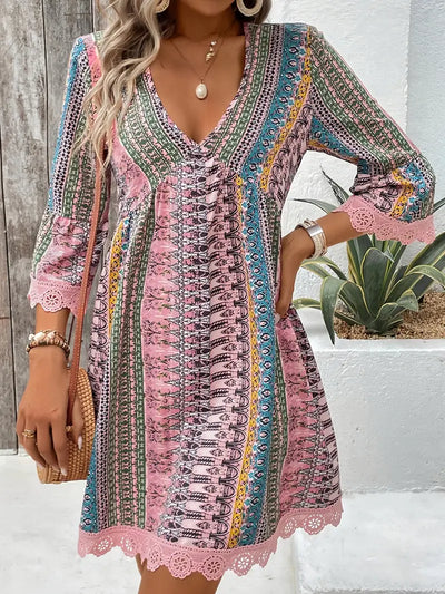 Mindy – Stilvolles Minikleid mit V-Ausschnitt und Boho-Print