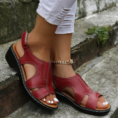 Saphirra – Hochwertige Ledersandalen mit offenem Zehenbereich und Keilabsatz
