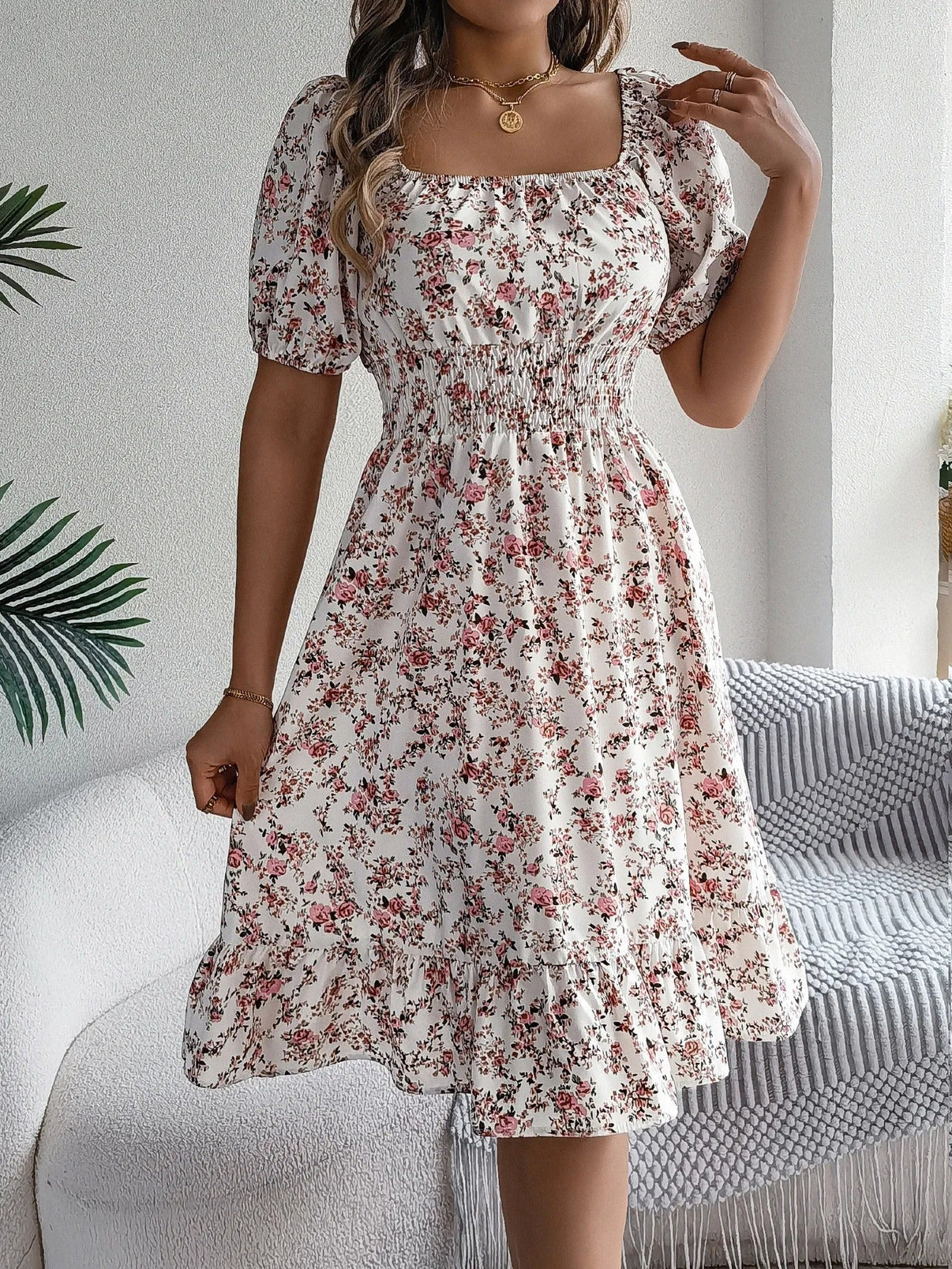 Salvora – Elegantes Kleid mit Blumenmuster und quadratischem Ausschnitt