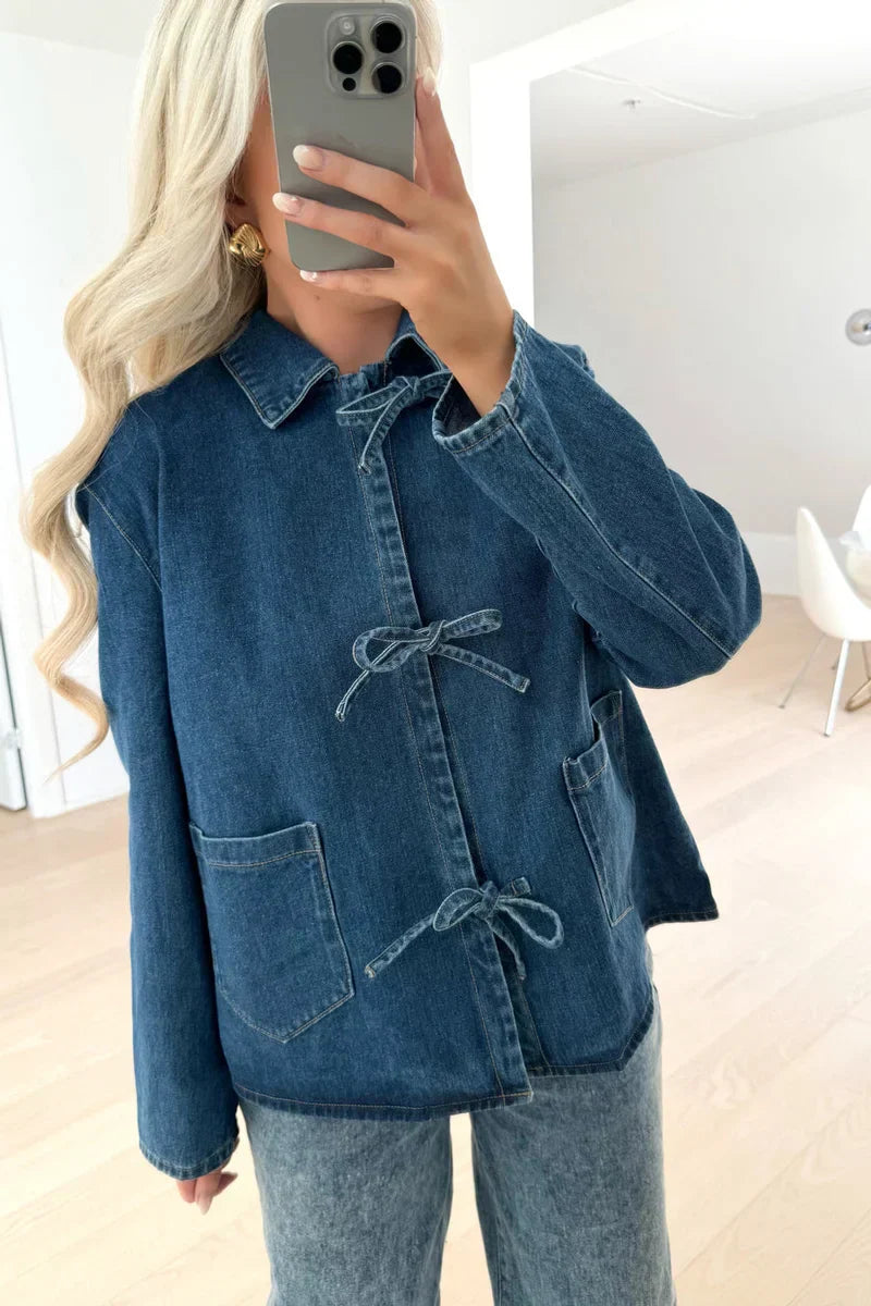 Denim-Jacke mit Schleifenverschluss | Klassischer Schnitt & Taschen-Details | Lässige Eleganz