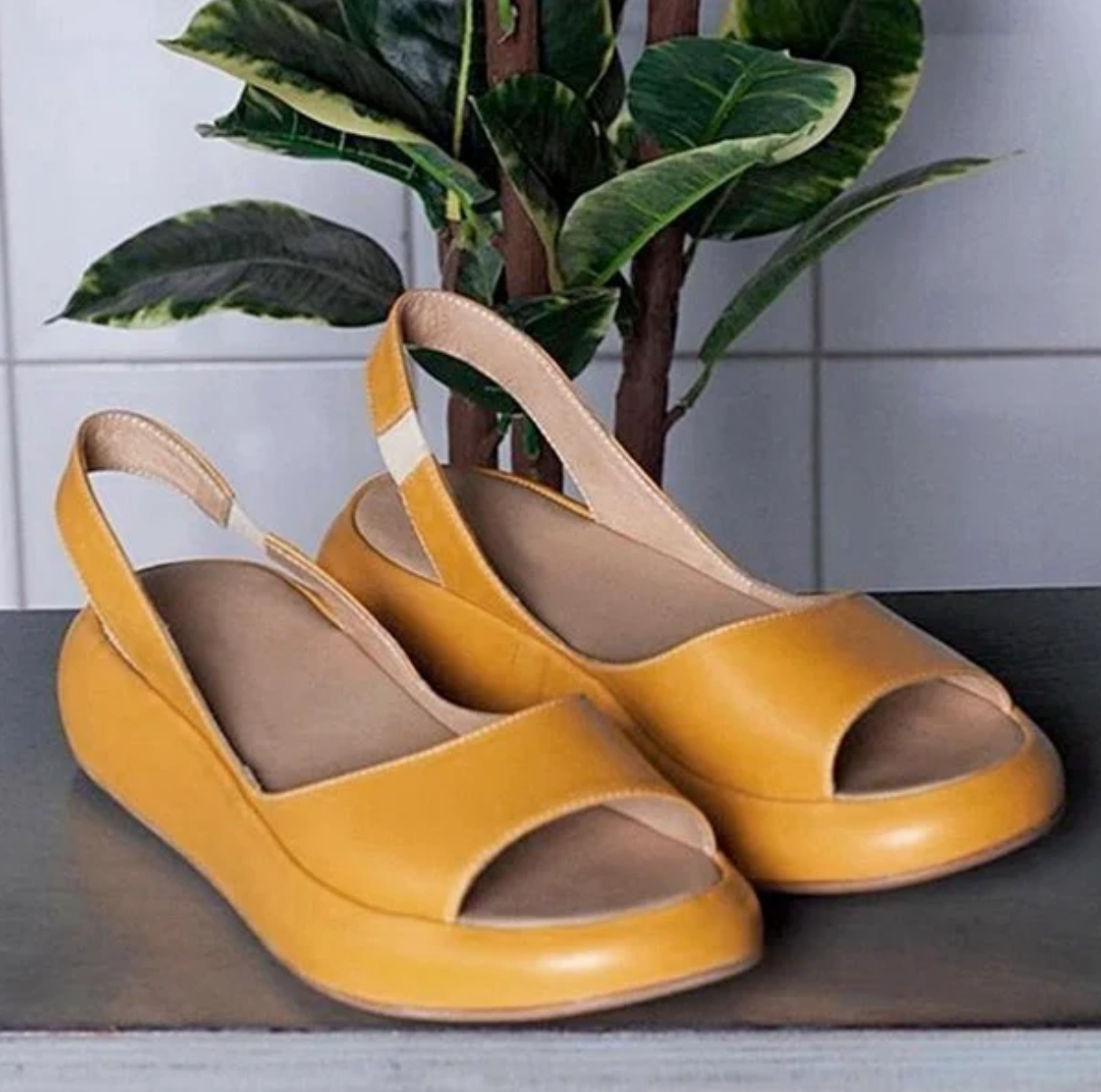 Velmoura – Minimalistische Sandalen mit offener Zehenpartie