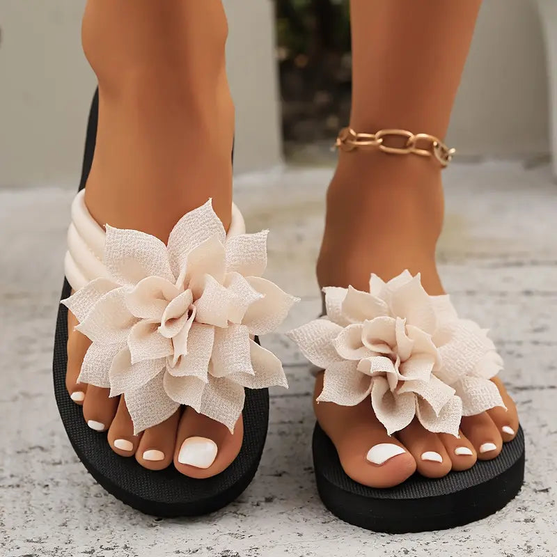 Lirienne – Plateau-Flip-Flops mit Blumen-Akzent
