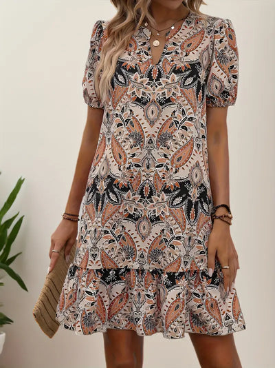 Lexy – Charmantes Kleid mit V-Ausschnitt und Stufensaum
