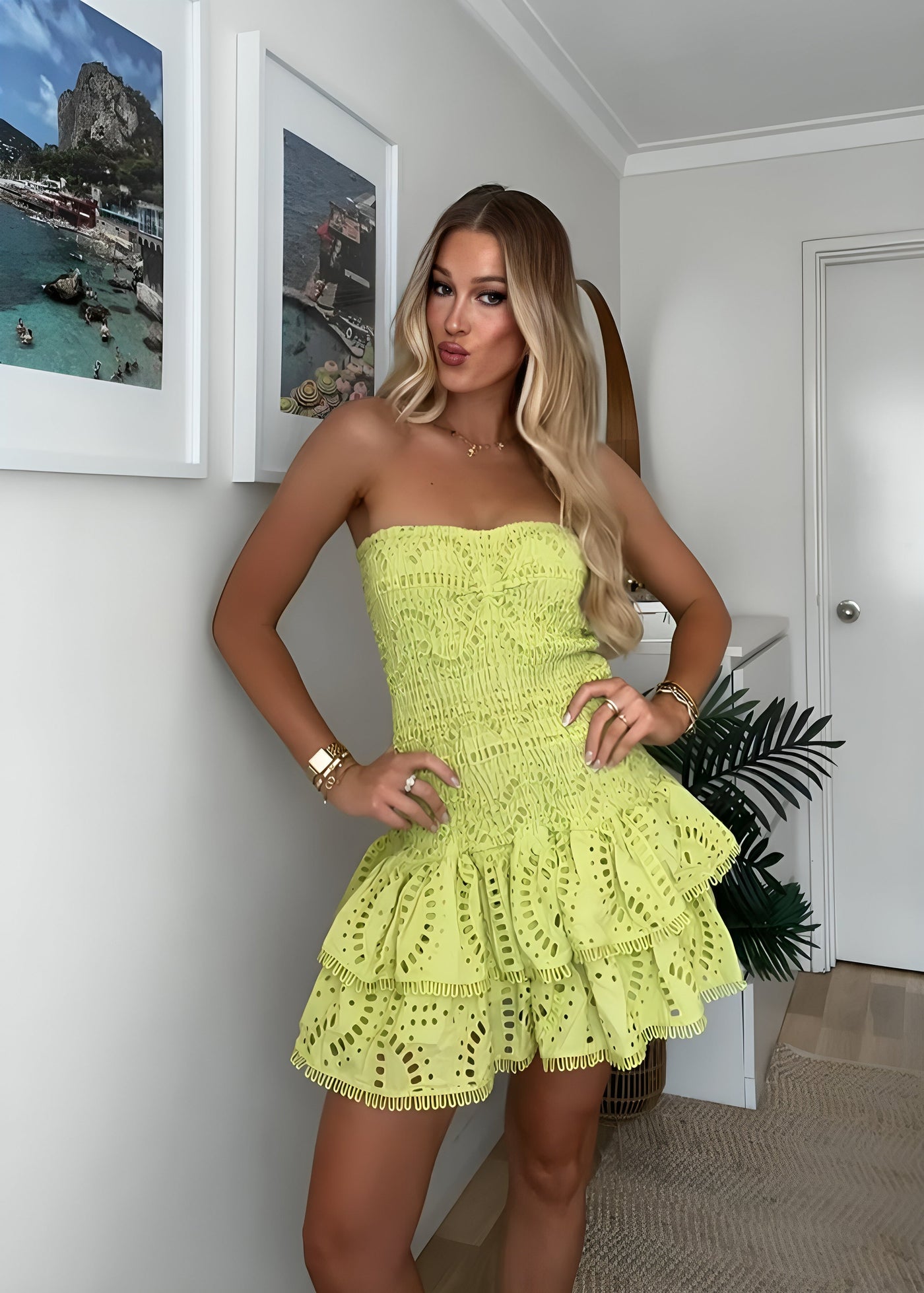 Schulterfreies Midikleid | Lochstickerei & Rüschendetails | Romantische Eleganz