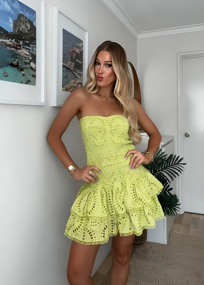 Schulterfreies Midikleid | Lochstickerei & Rüschendetails | Romantische Eleganz