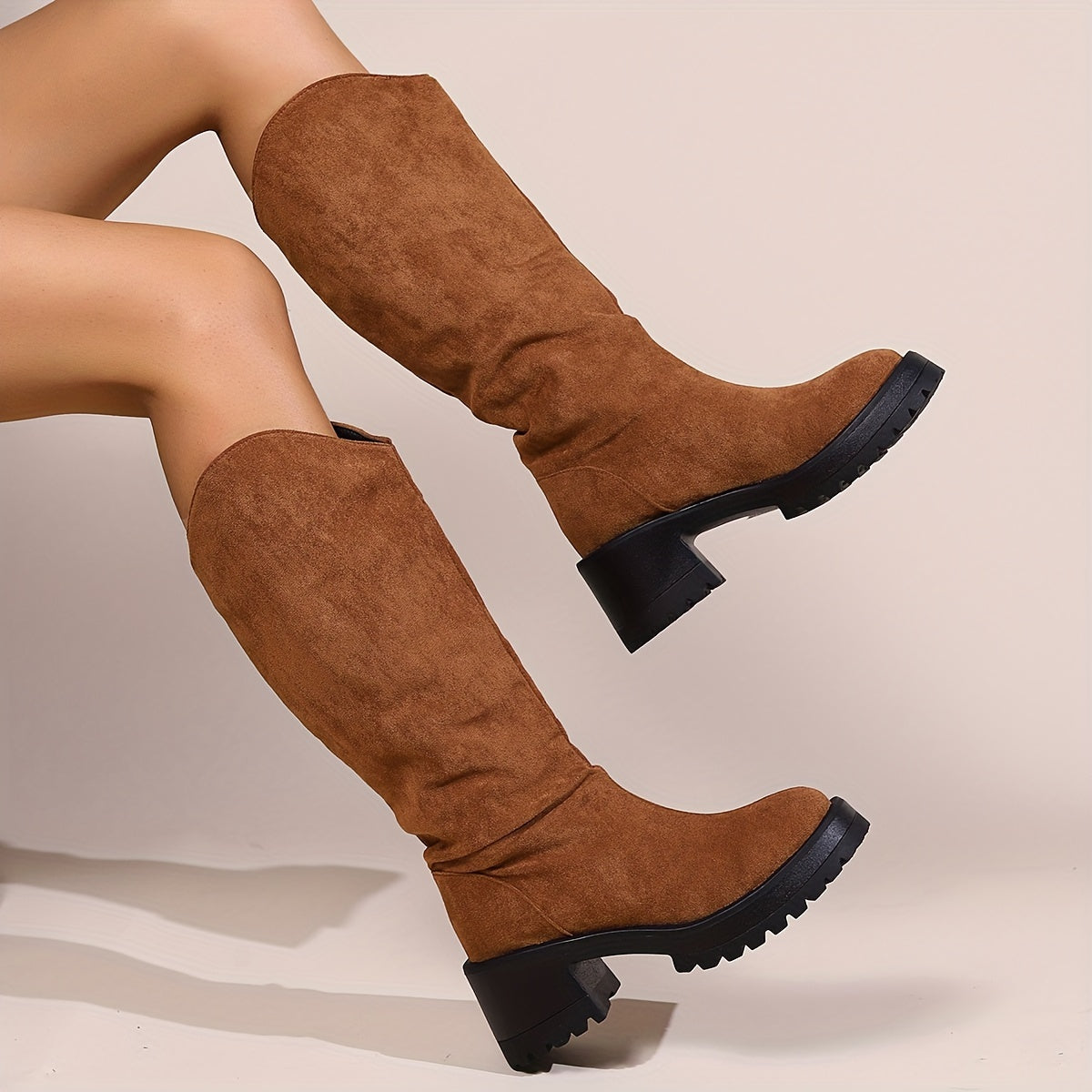 Avelena | Modische V-Cut-Stiefel mit Mittlerer Wade