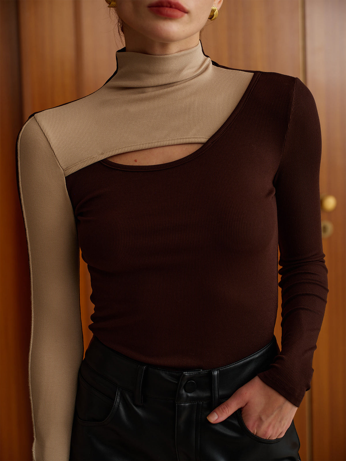 Asymmetrisches Cut-Out Shirt | Modern & Stilvoll | Kontrastdesign