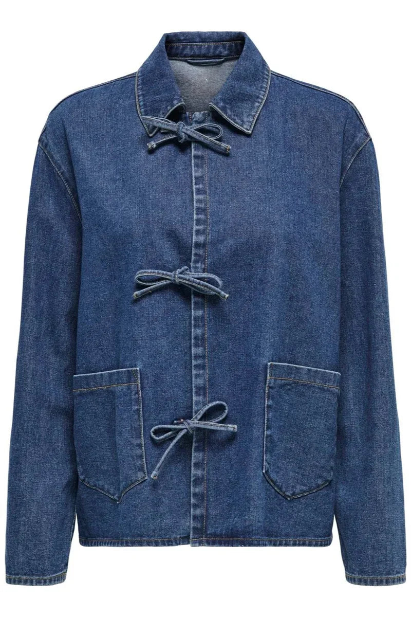 Denim-Jacke mit Schleifenverschluss | Klassischer Schnitt & Taschen-Details | Lässige Eleganz