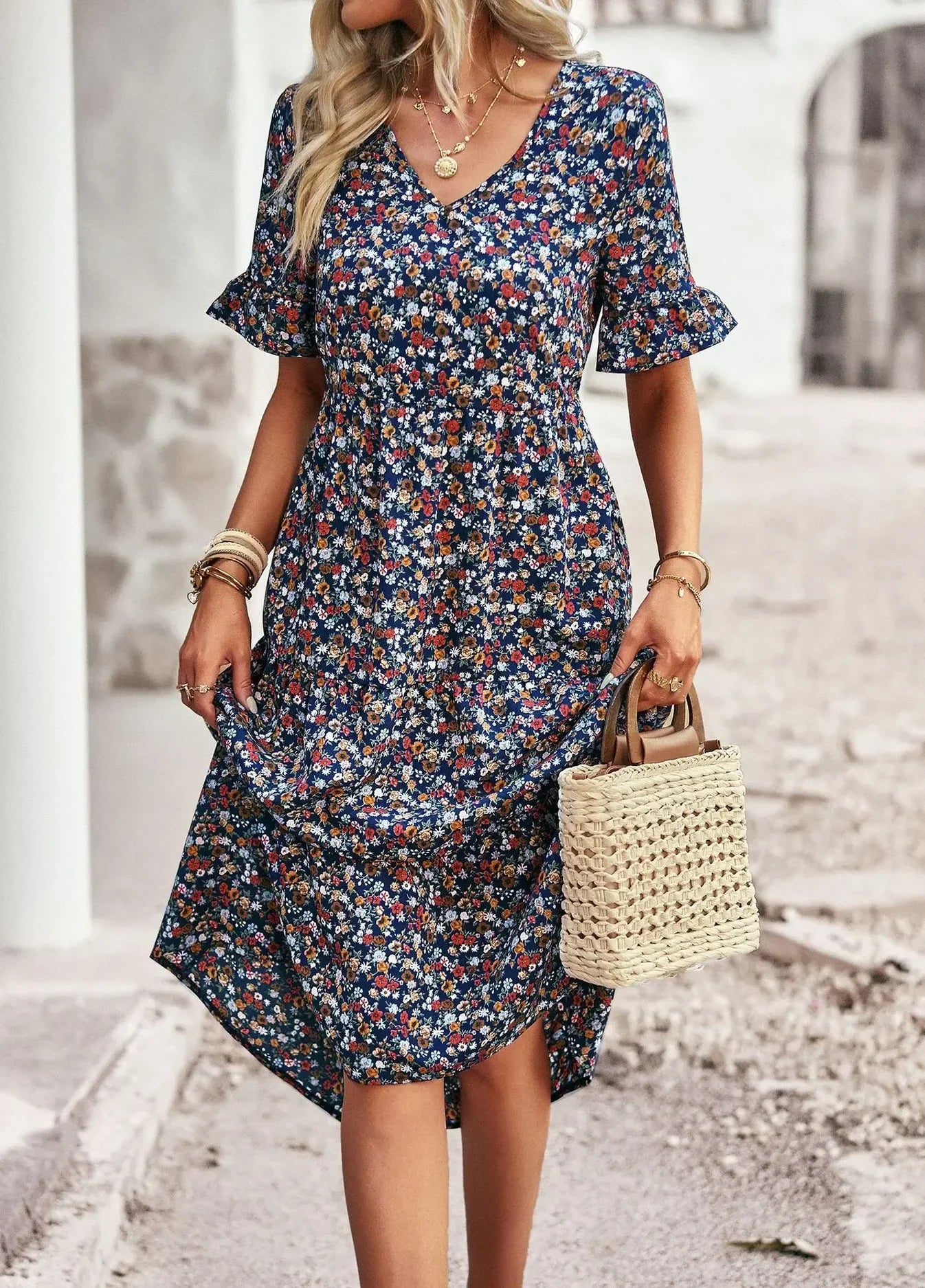 Veloura – Vintage-Kleid mit V-Ausschnitt und Blumenmuster