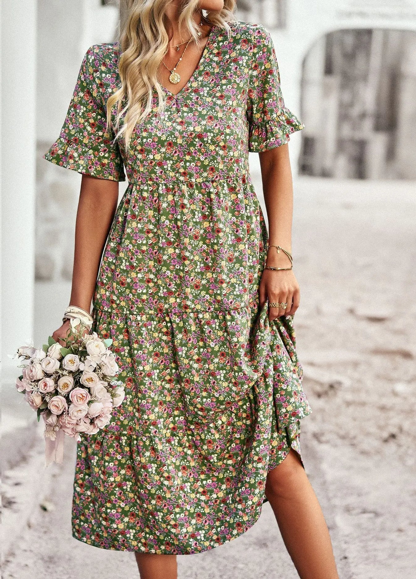 Veloura – Vintage-Kleid mit V-Ausschnitt und Blumenmuster