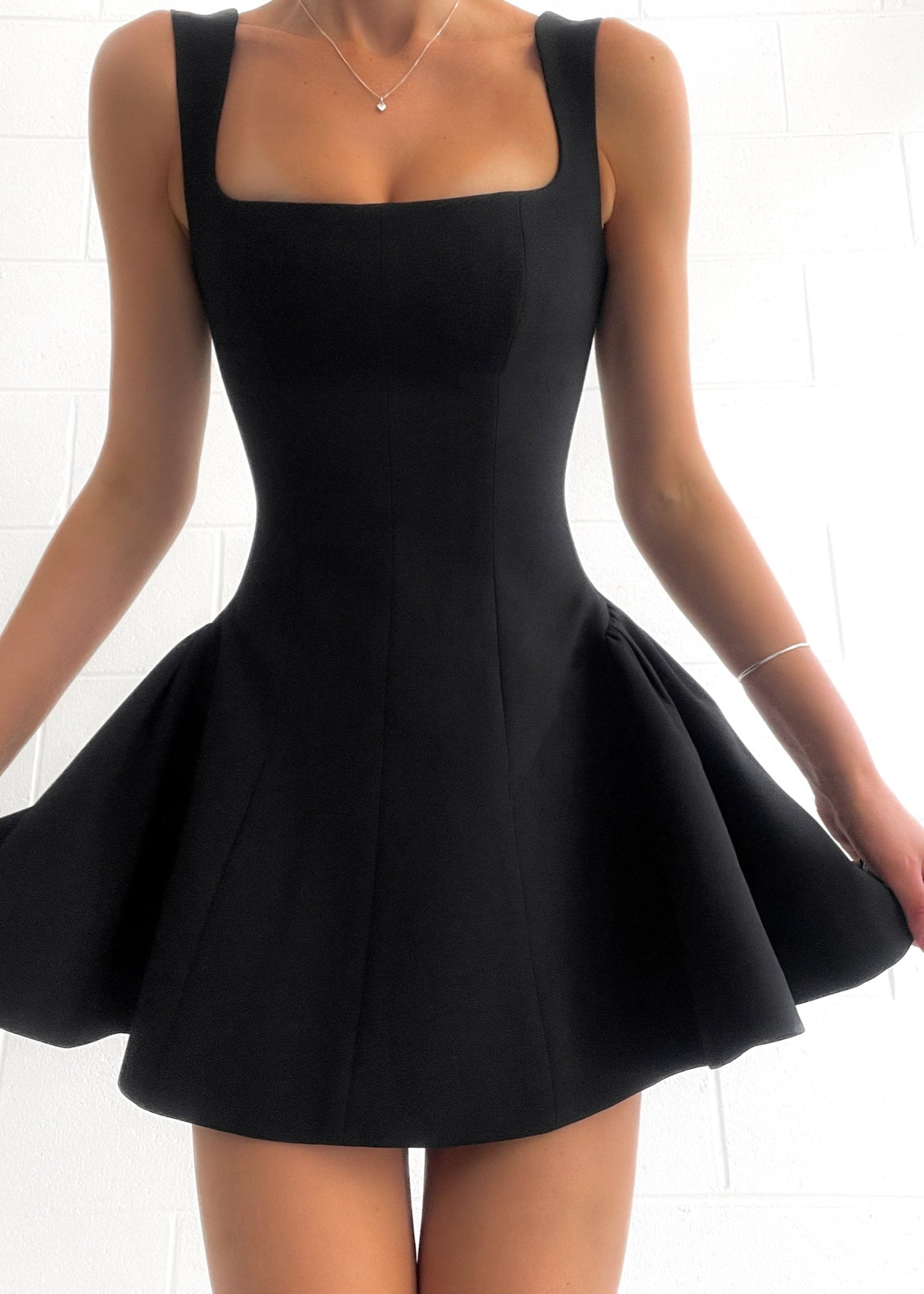 Tailliertes Mini-Kleid | Ärmellos & Eleganter | Zeitlose Eleganz