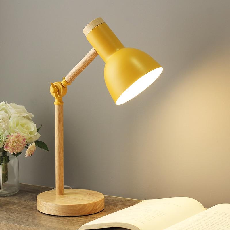 Skandinavische Tischlampe – Minimalistisches Design mit Holzdetails