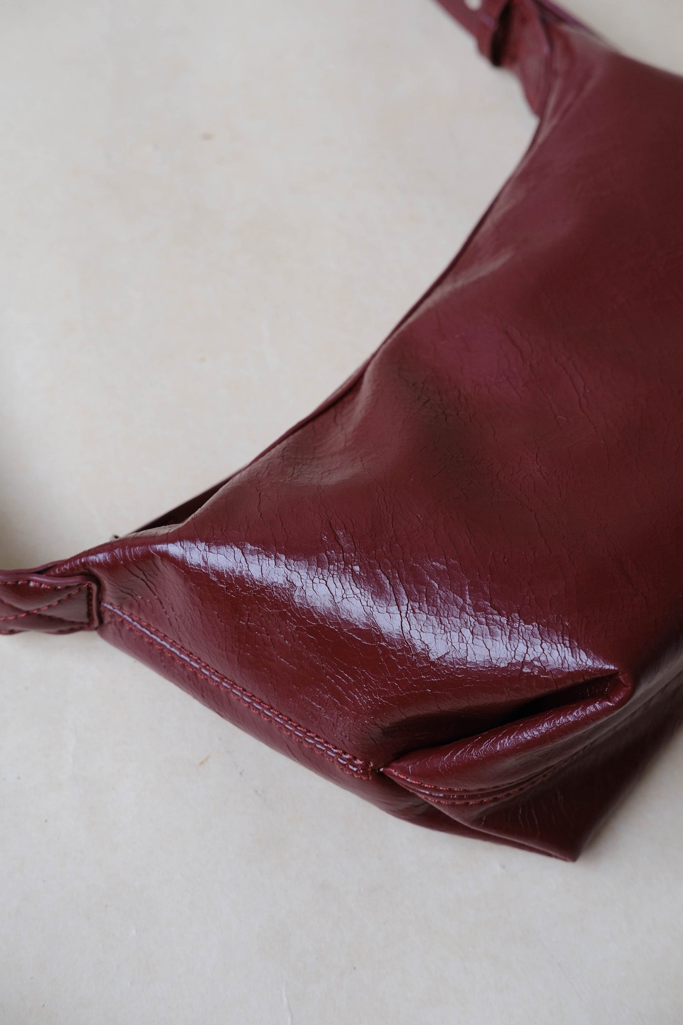 Weinrote Retro Schultertasche aus veganem Leder – Crossbody Handtasche