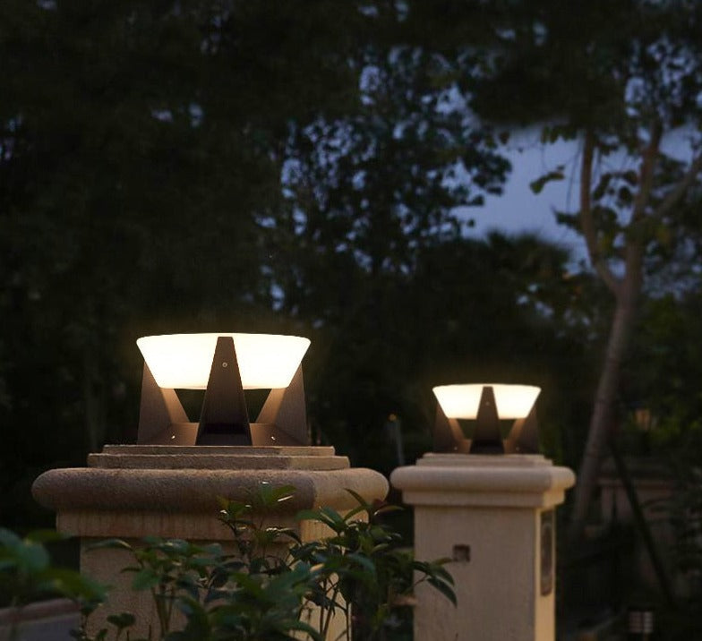 Solarbetriebene LED-Außenlampe mit geometrischem Design