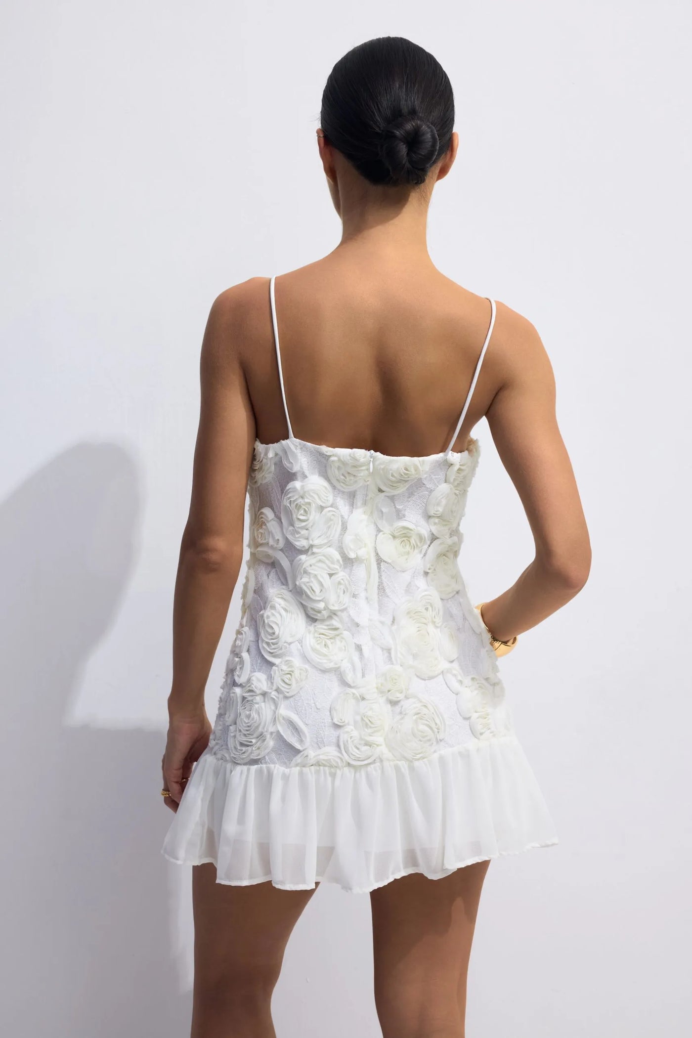 Beverly – Mini Kleid mit floralen Applikationen aus Plissé Chiffon