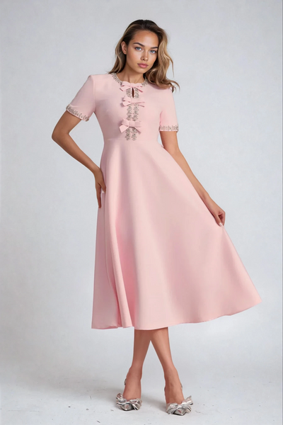 Zoe – Midi-Kleid mit Schleifen-Detail und funkelnden Kristallen