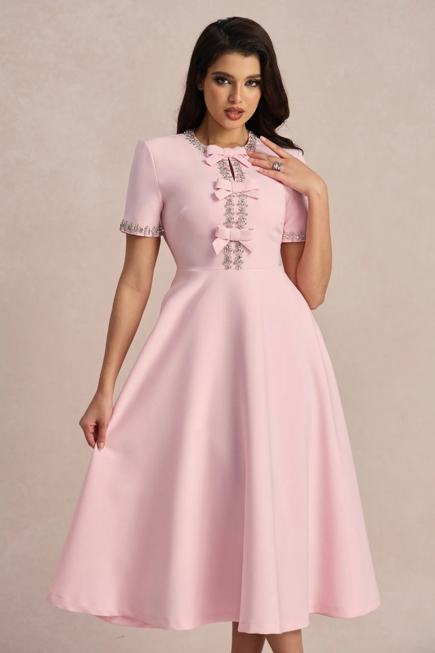 Zoe – Midi-Kleid mit Schleifen-Detail und funkelnden Kristallen