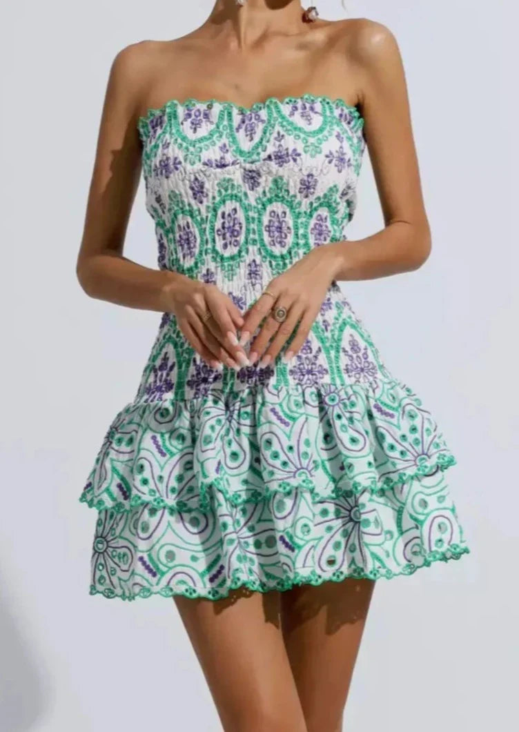 Schulterfreies Minikleid | Stickereidetails & Rüschensaum | Verspielte Eleganz