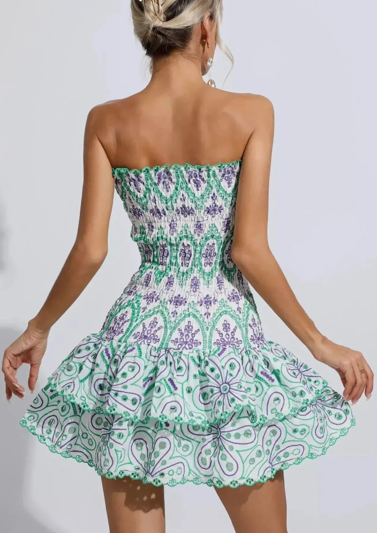 Schulterfreies Minikleid | Stickereidetails & Rüschensaum | Verspielte Eleganz