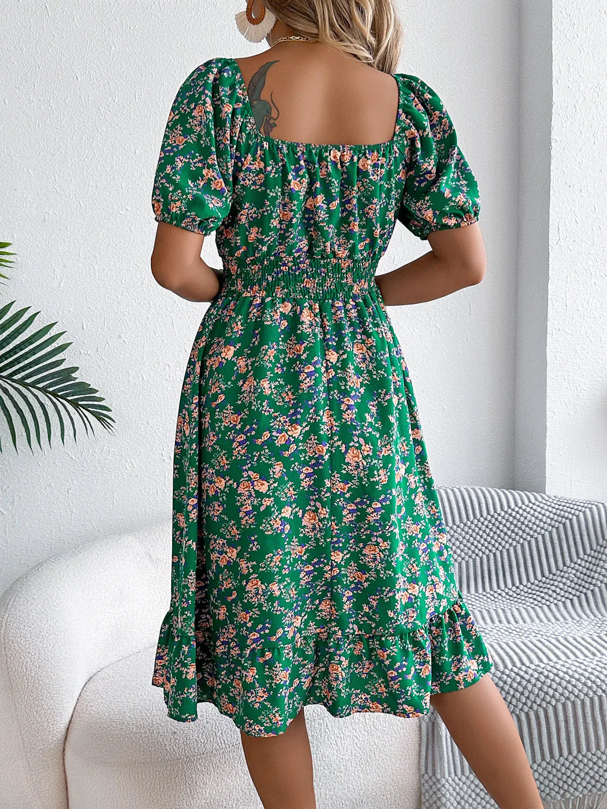 Salvora – Elegantes Kleid mit Blumenmuster und quadratischem Ausschnitt