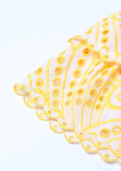 Schulterfreies Minikleid | Smock-Design & Lochstickerei | Sommerliche Leichtigkeit