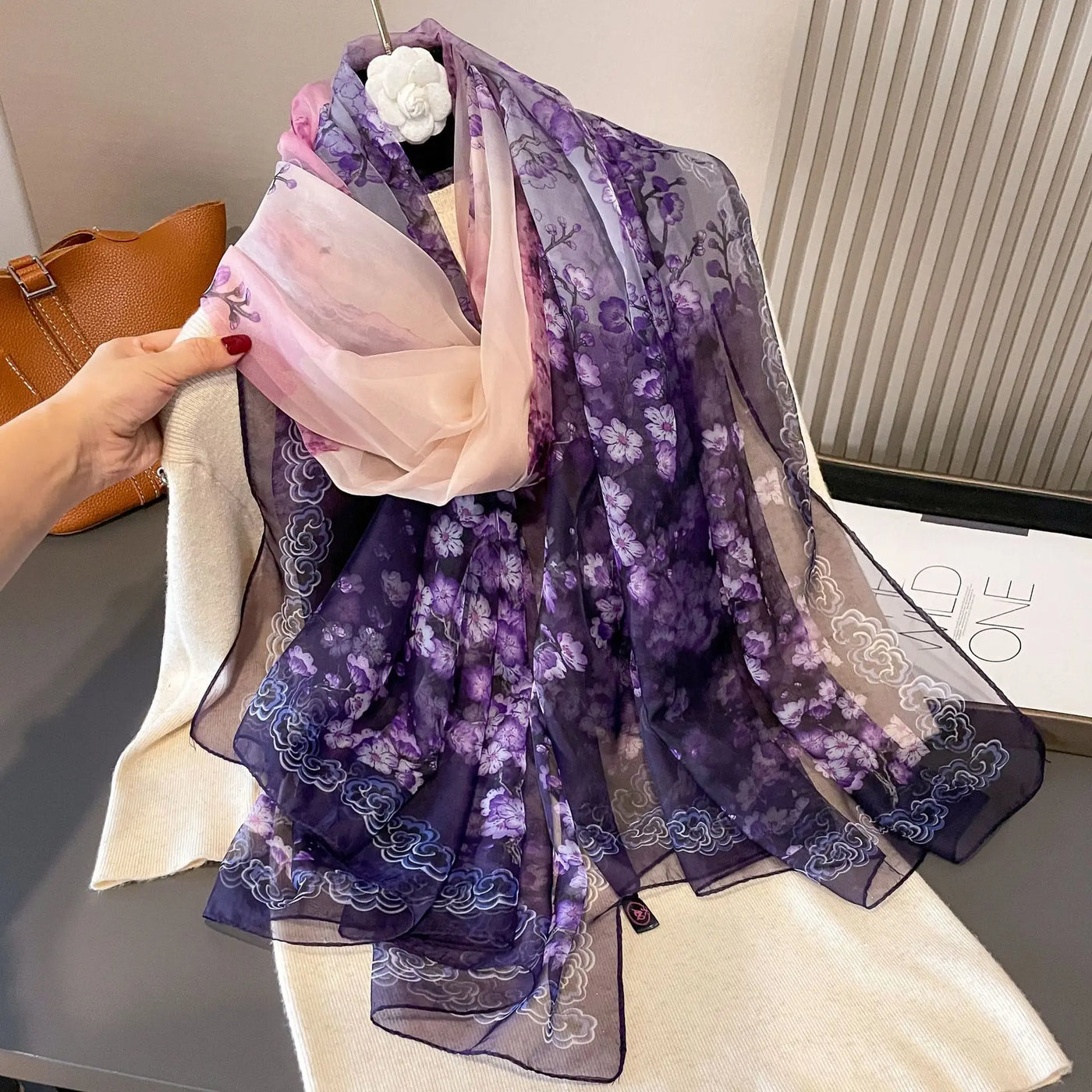 Matilda | Seidenschal mit elegantem Design und weicher Textur für kalte Tage (Saison 4)