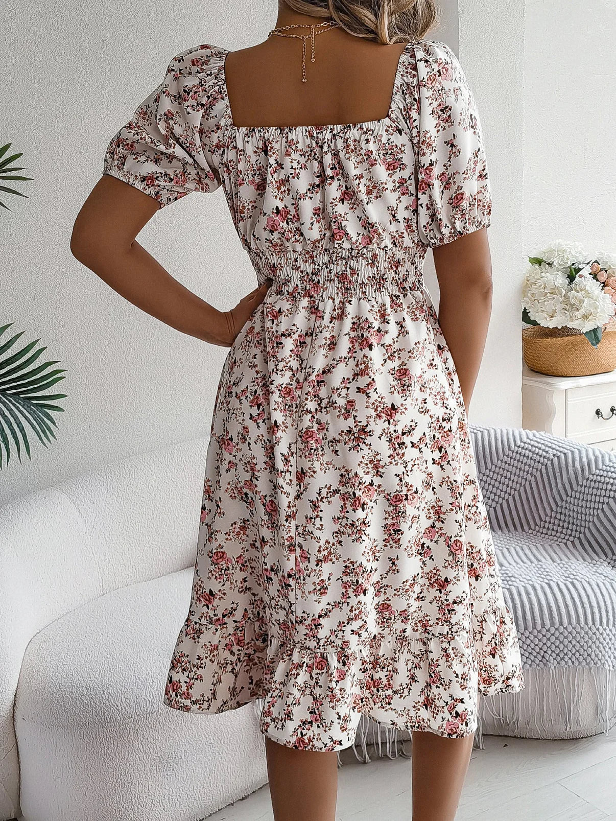 Salvora – Elegantes Kleid mit Blumenmuster und quadratischem Ausschnitt