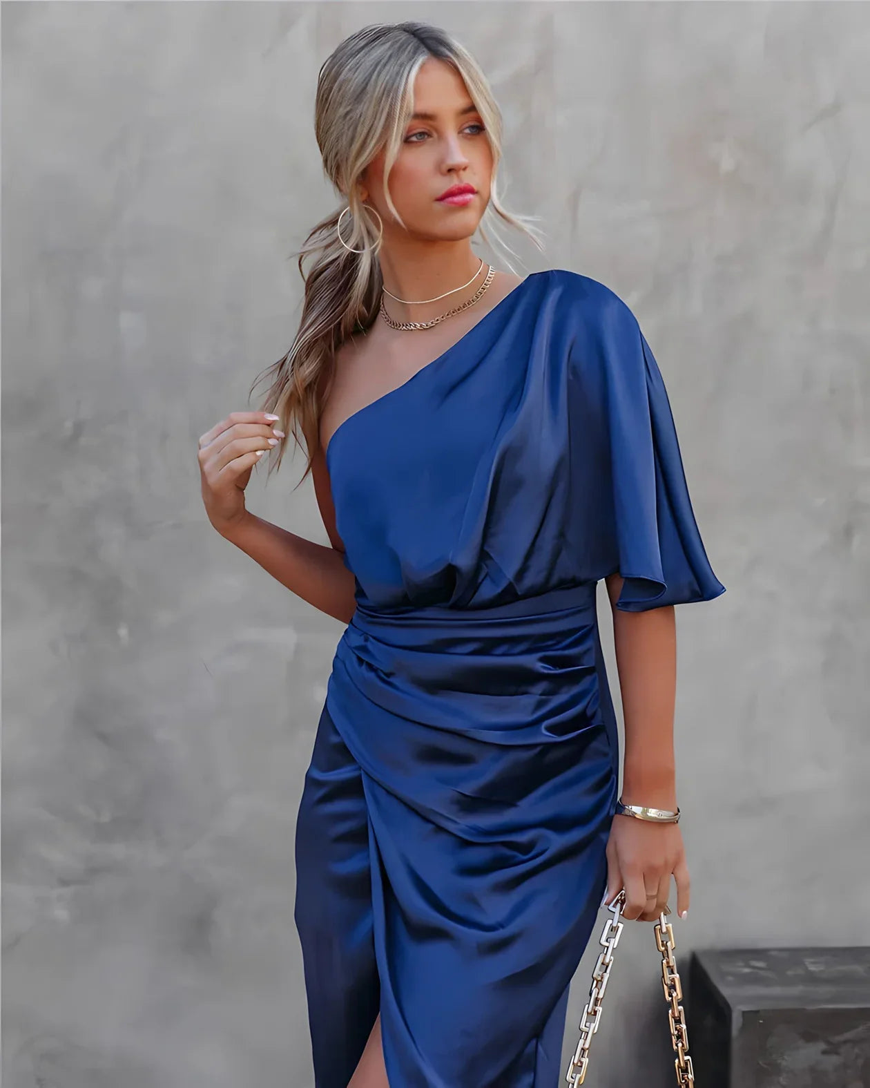 Onyxia – Luxuriöses Satin-Midikleid