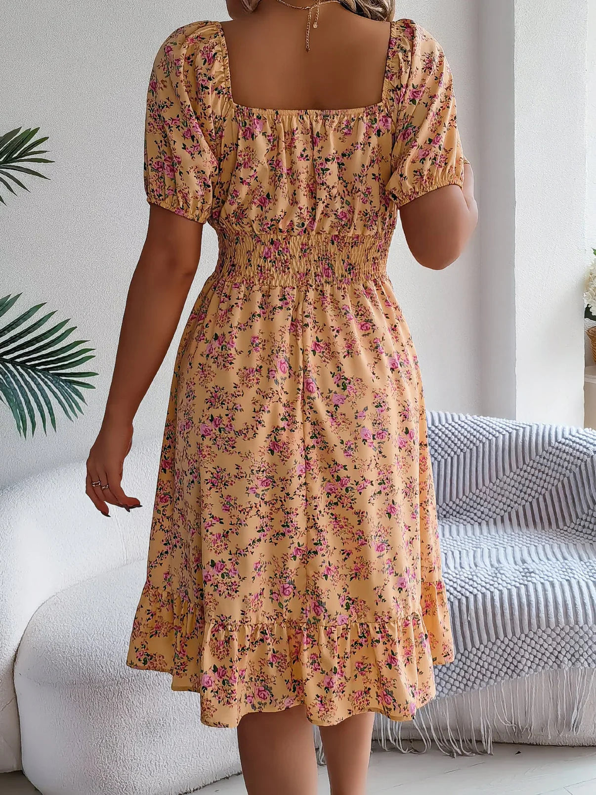 Salvora – Elegantes Kleid mit Blumenmuster und quadratischem Ausschnitt