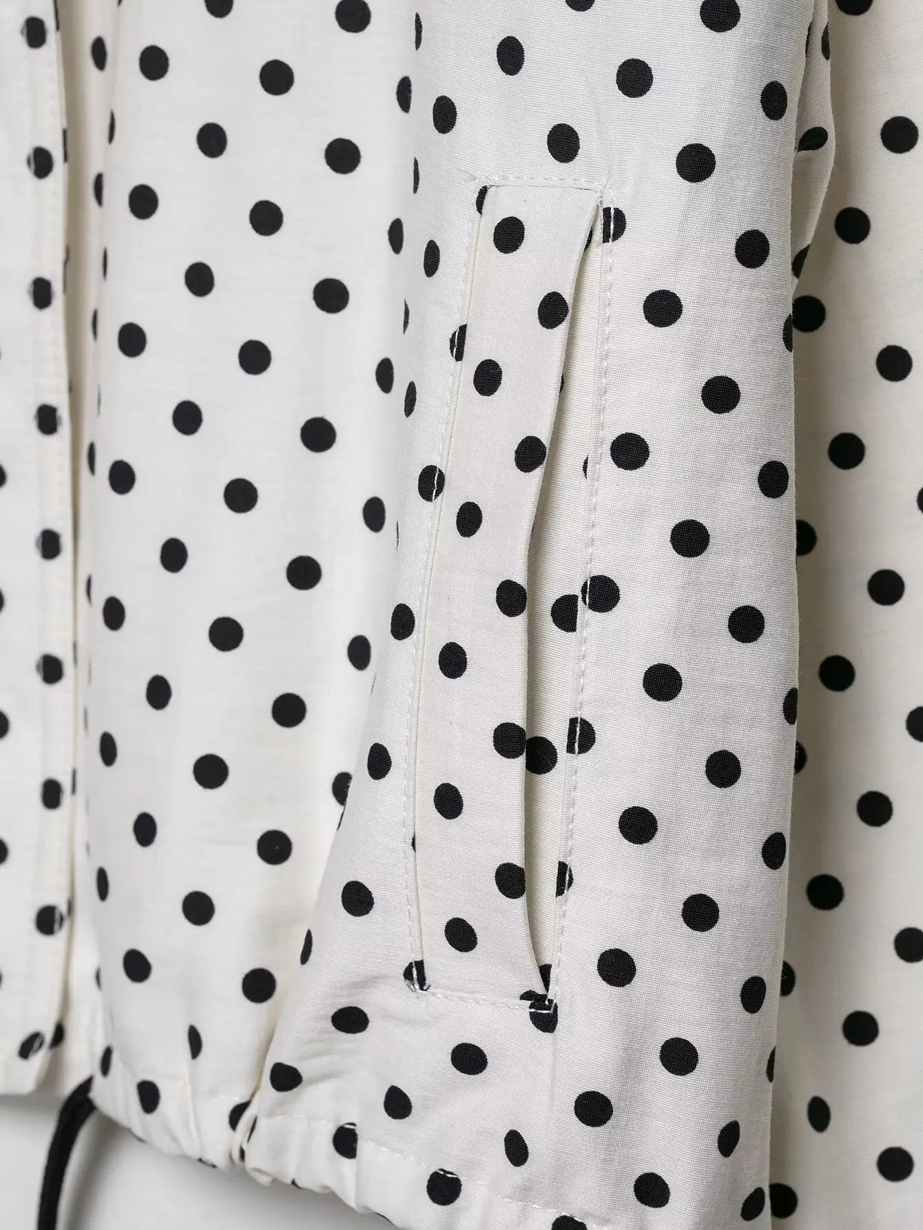 Dotty | Leichte Polka-Dot-Jacke mit Stehkragen &amp; Kordelzug
