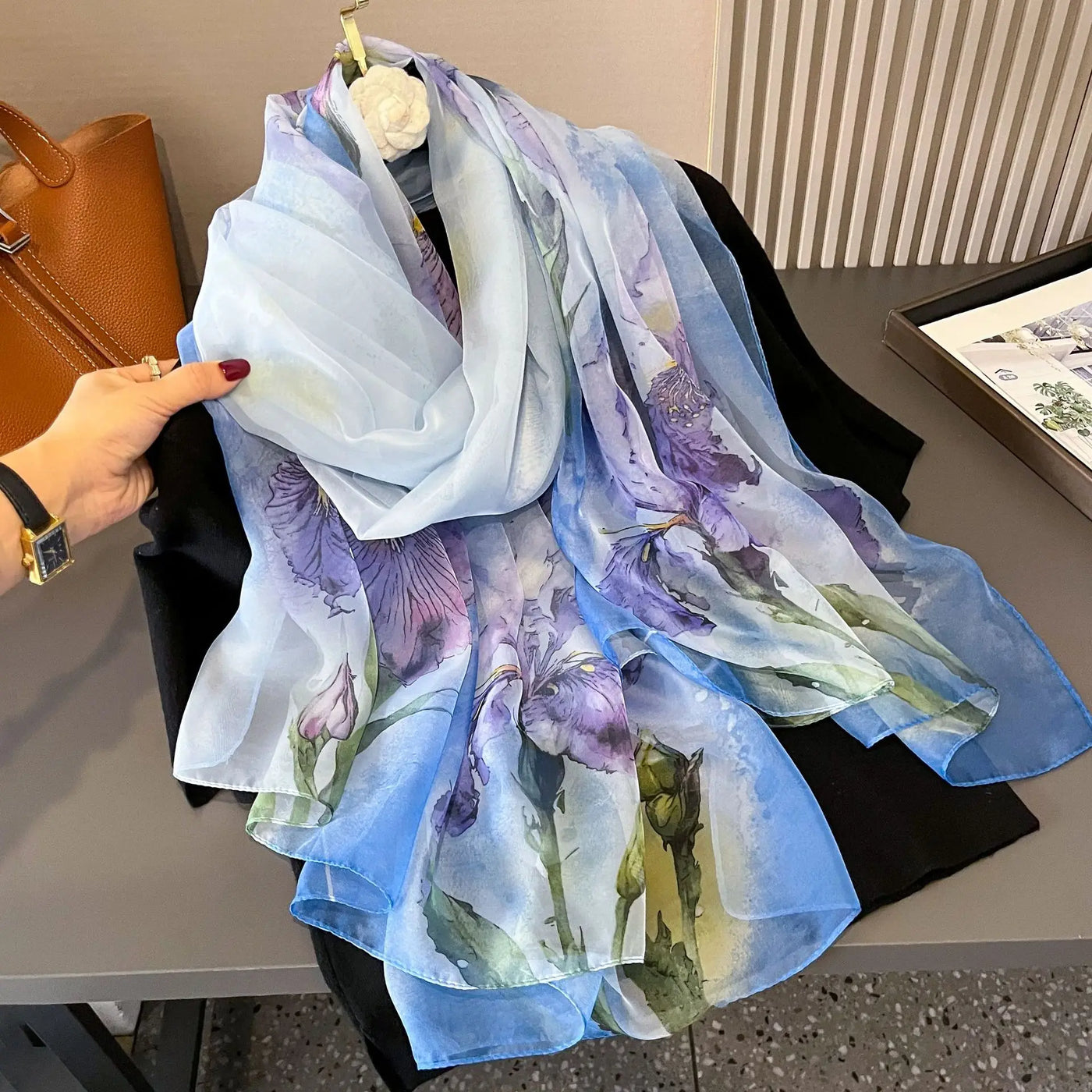 Matilda | Seidenschal mit elegantem Design und weicher Textur für kalte Tage (Saison 3)