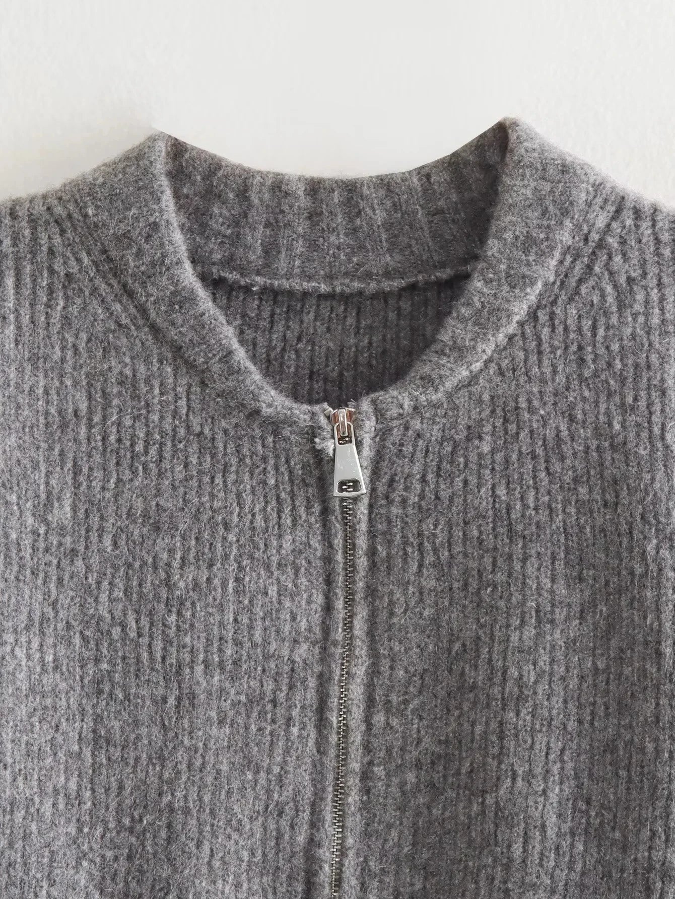 Lorna | Gerippte Rundhals-Strickjacke mit Reißverschluss