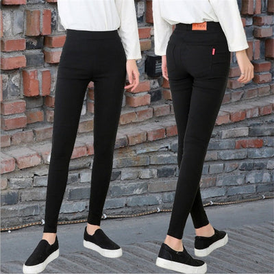 Avelena | Hosen Eng Anliegende Hosen für Einen Stylishen Look