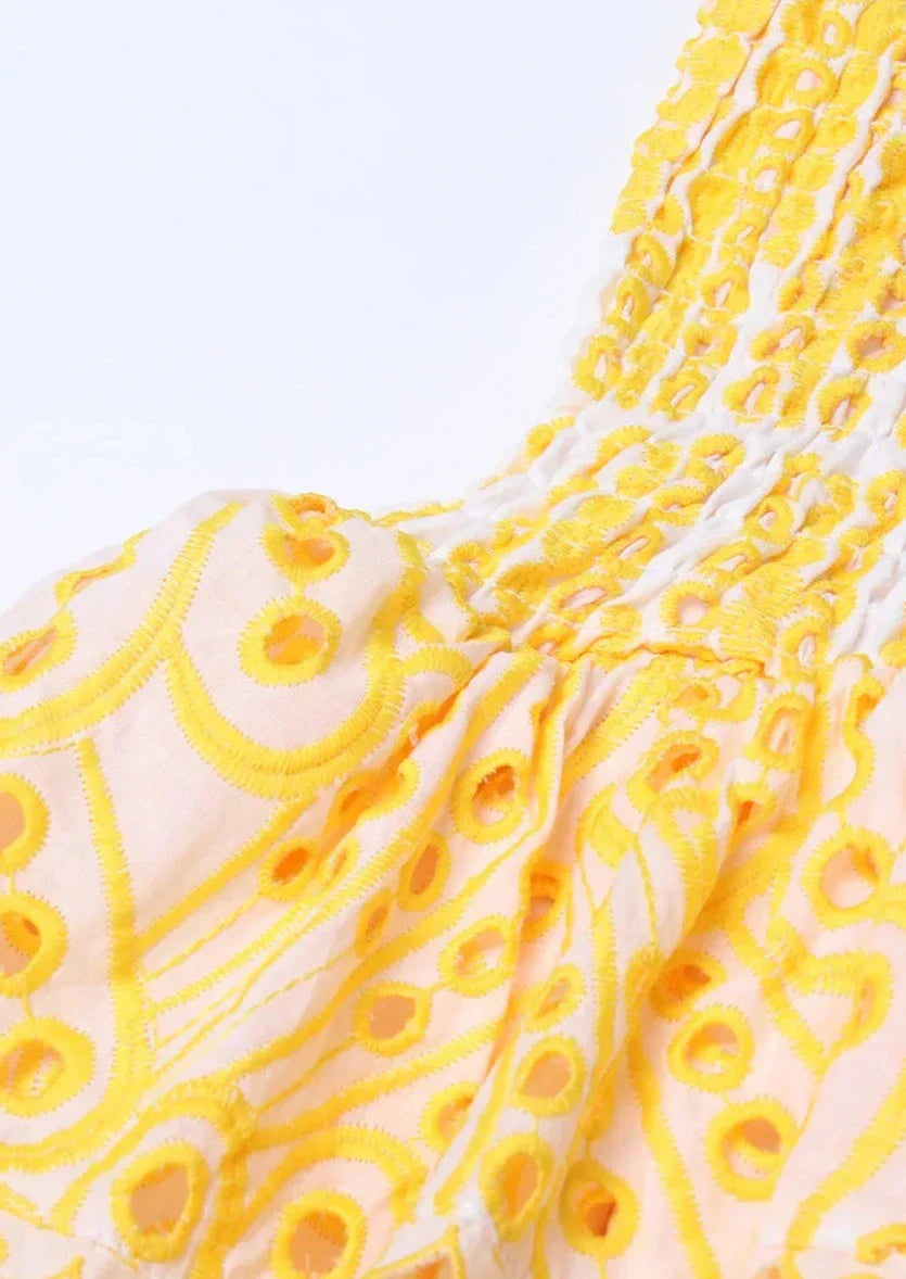 Schulterfreies Minikleid | Smock-Design & Lochstickerei | Sommerliche Leichtigkeit